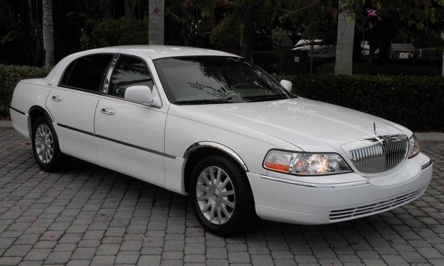 Lincoln Town Car image